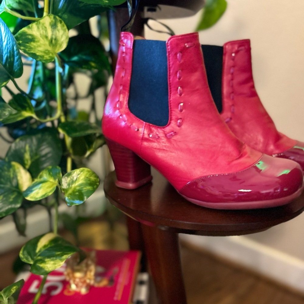 Fluevog NILSSON red Chelsea boot Discontinued US SIZE 5.5 (5 1/2) super cute